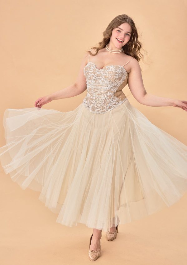 Curve & Plus  White Moon, Weaving Dreams Gauze Skirt For Sale - Image 3